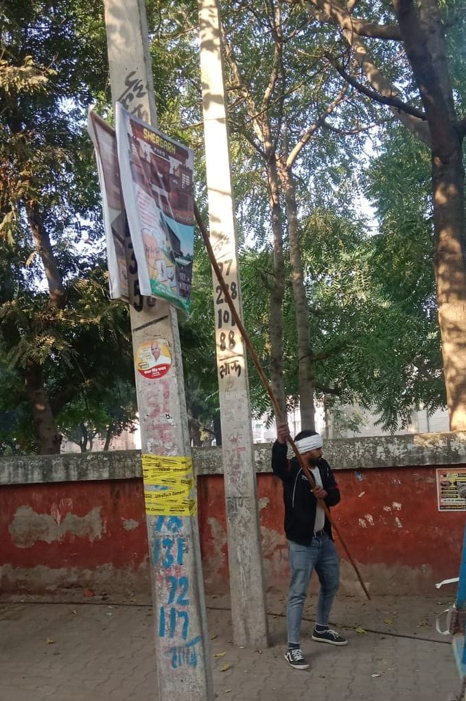 फोटो संख्या:65- अनाज मंडी गेट पर लगे होर्डिंग को हटाता नपा कर्मचारी--संवाद फोटो संख्या:65- अनाज मंडी गेट पर लगे होर्डिंग को हटाता नपा कर्मचारी--संवाद