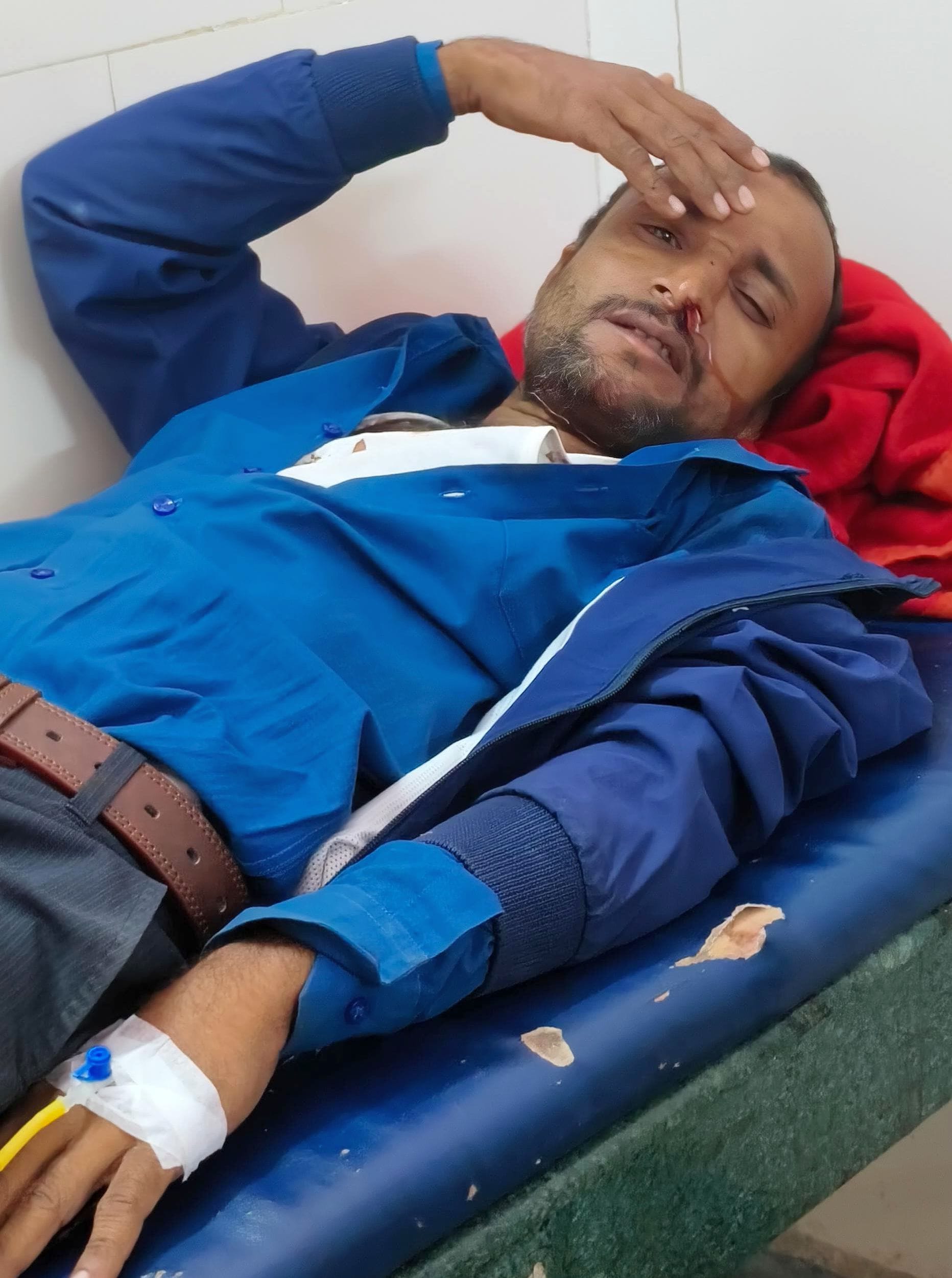 मेडिकल कॉलेज में मारपीट के बाद तीमारदार को कोतवाली ले जाती पुलिस।     स्रोत: स्वास्थ्य विभाग