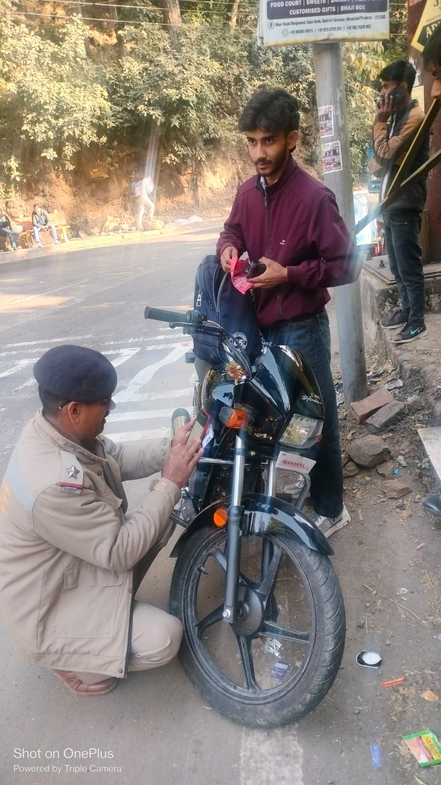 नाहन में ट्रैफिक पुलिस वाहन की बॉडी से बाहर लोड़ किए गए सरिये को लेकर चालान करते हुए। संवाद नाहन में ट्रैफिक पुलिस वाहन की बॉडी से बाहर लोड़ किए गए सरिये को लेकर चालान करते हुए। संवाद