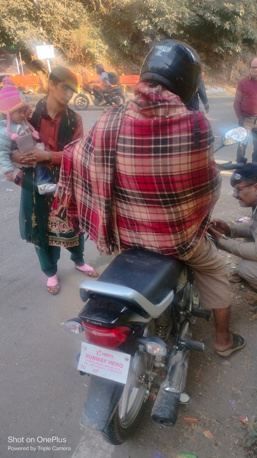 नाहन में ट्रैफिक पुलिस वाहन की बॉडी से बाहर लोड़ किए गए सरिये को लेकर चालान करते हुए। संवाद नाहन में ट्रैफिक पुलिस वाहन की बॉडी से बाहर लोड़ किए गए सरिये को लेकर चालान करते हुए। संवाद