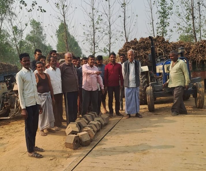 पूरनपुर क्षेत्र के गांव ढक्काचांट के गन्ना क्रय केंद्र पर प्रदर्शन करते किसान।स्रोत:प्रदर्शनकार पूरनपुर क्षेत्र के गांव ढक्काचांट के गन्ना क्रय केंद्र पर प्रदर्शन करते किसान।स्रोत:प्रदर्शनकार