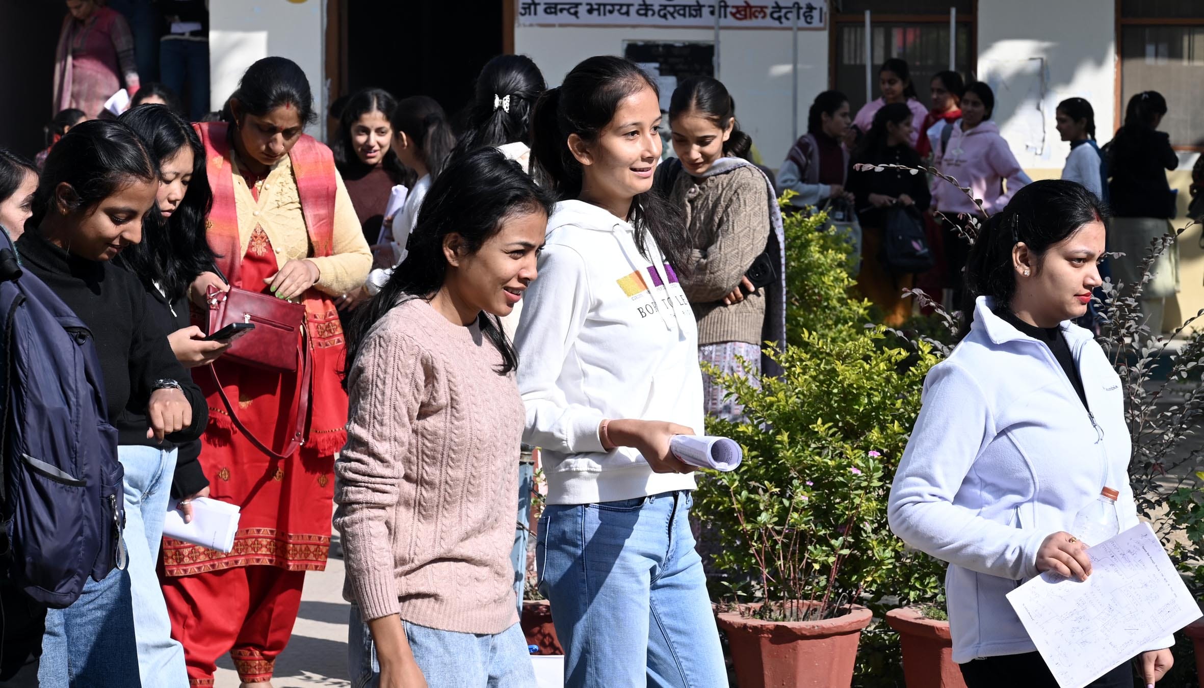 राजकीय कन्या वरिष्ठ माध्यमिक पाठशाला हमीरपुर में टीजीटी नॉन मेडिकल टेट देने के बाद परीक्षा केंद राजकीय कन्या वरिष्ठ माध्यमिक पाठशाला हमीरपुर में टीजीटी नॉन मेडिकल टेट देने के बाद परीक्षा केंद