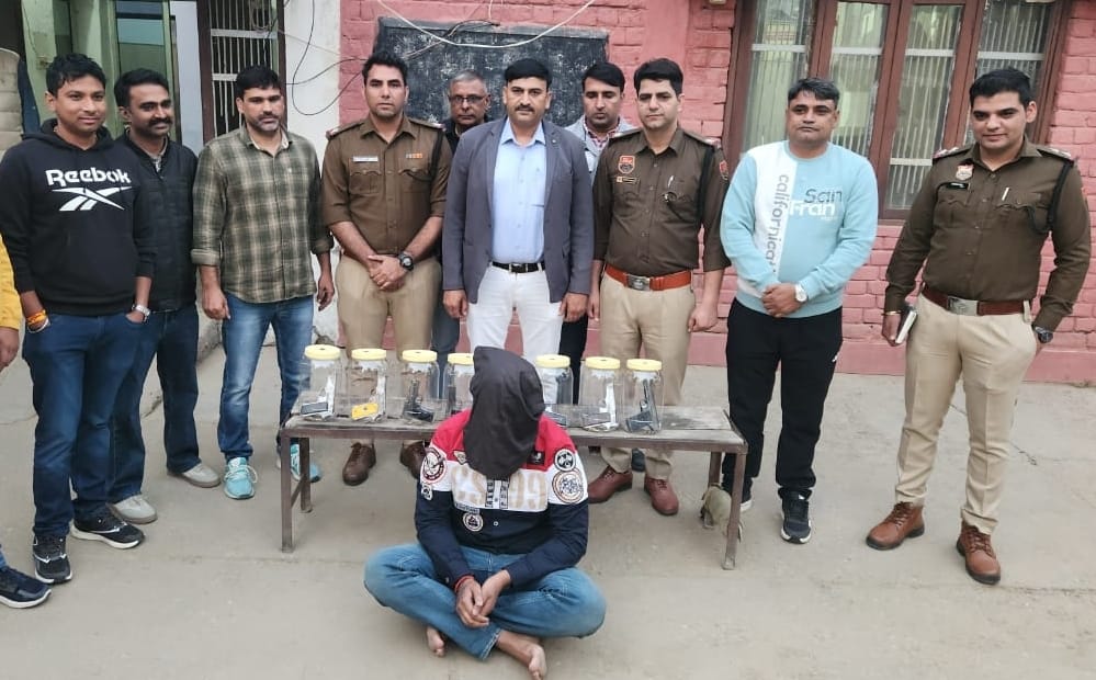 25सीटीके07...सीआईए-2 की गिरफ्त में युवक से बरामद किया गया अवैध हथियार। संवाद 25सीटीके07...सीआईए-2 की गिरफ्त में युवक से बरामद किया गया अवैध हथियार। संवाद