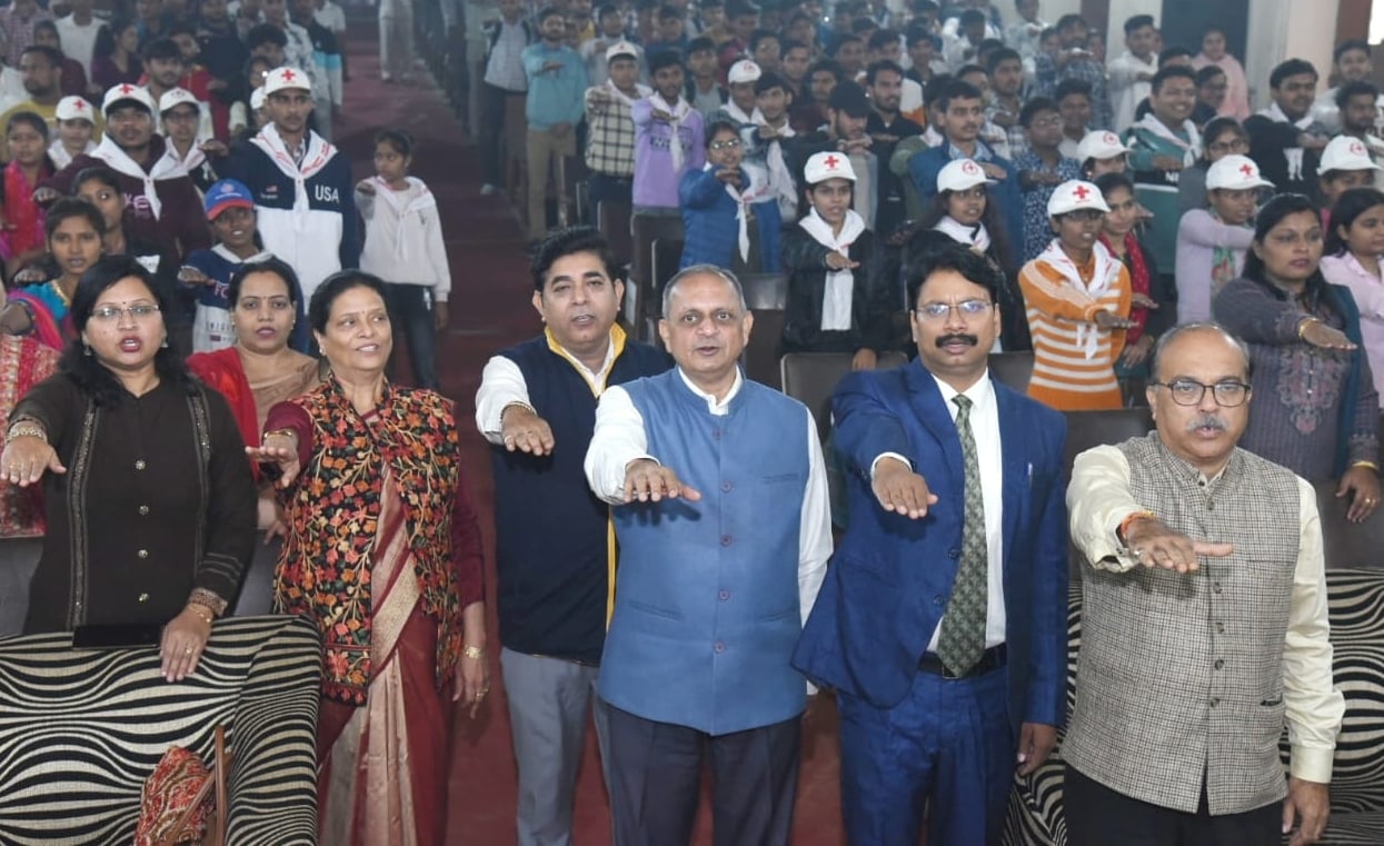 26सीटीके32..छोटूराम विधि संस्थान में आयोजित संविधान दिवस समारोह में मौजूद मुख्यअतिथि व आयोजक।