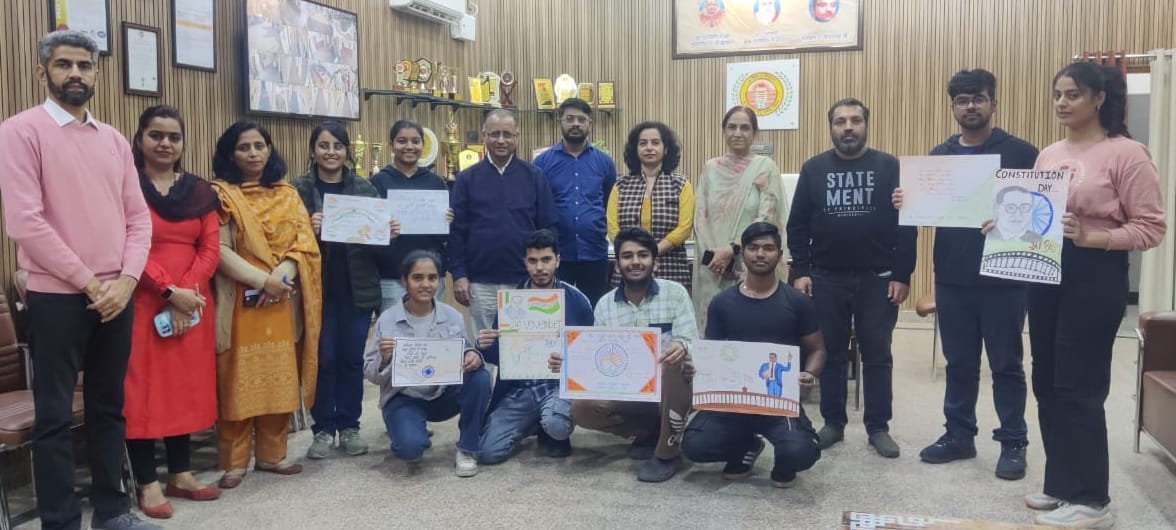 26सीटीके32..छोटूराम विधि संस्थान में आयोजित संविधान दिवस समारोह में मौजूद मुख्यअतिथि व आयोजक।