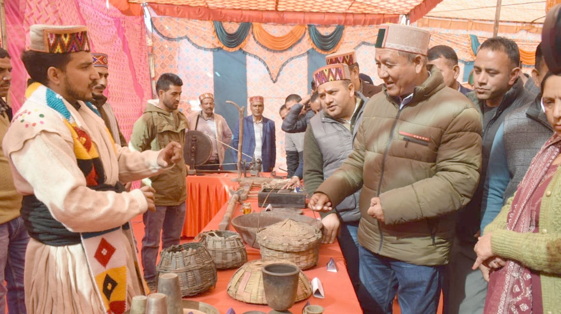 भरमौर में गद्दी वेशभूषा में सजे लोगों के साथ मंत्री जगत सिंह नेगी। -संवाद भरमौर में गद्दी वेशभूषा में सजे लोगों के साथ मंत्री जगत सिंह नेगी। -संवाद