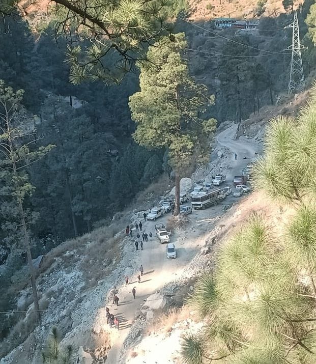 चार पंचायतों को जोड़ने वाली सेरी पुल सड़क मंगलवार को भू स्खलन के चलते अवरुद्ध चार पंचायतों को जोड़ने वाली सेरी पुल सड़क मंगलवार को भू स्खलन के चलते अवरुद्ध