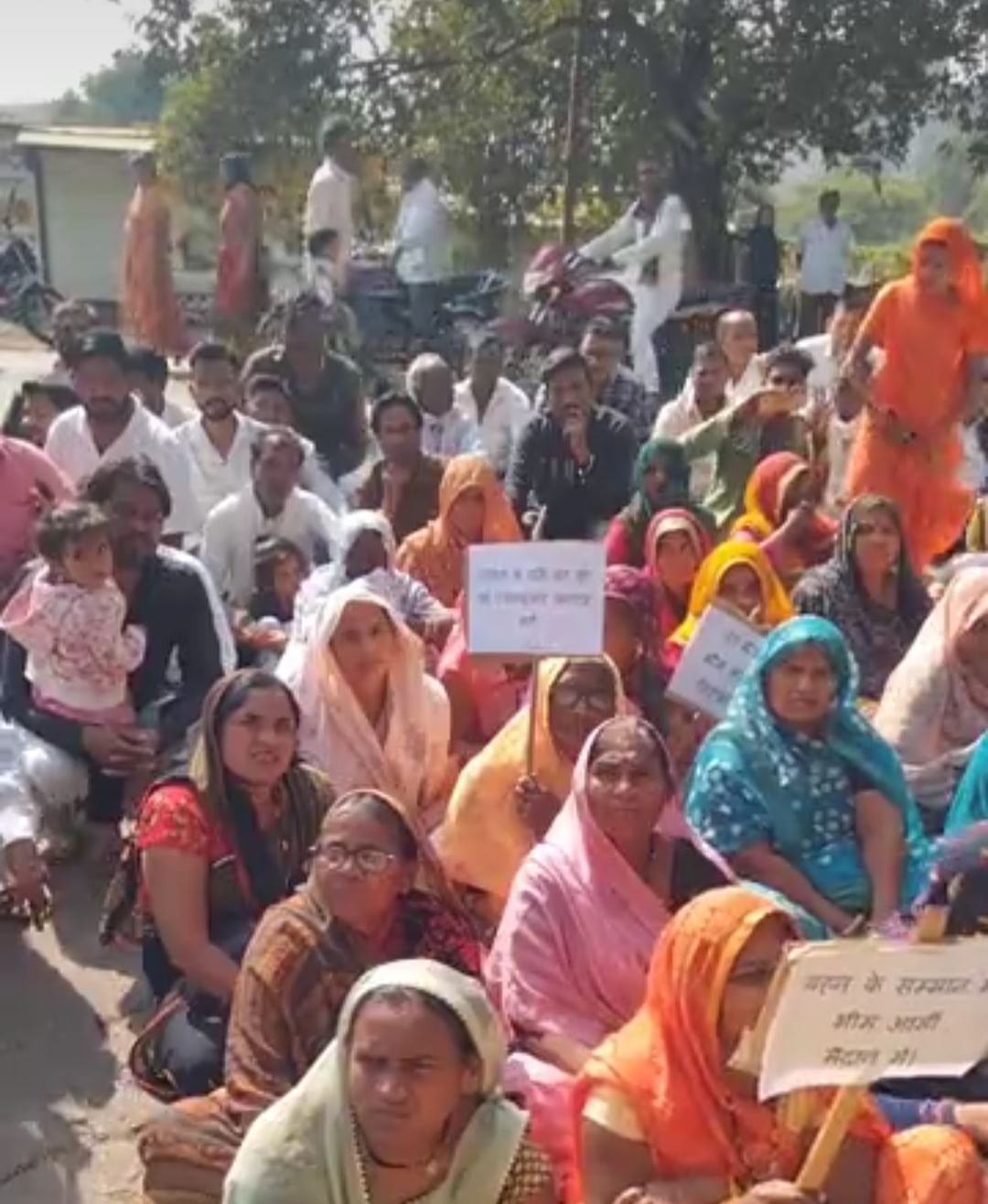 हेड कांस्टेबल को गिरफ्तार करने को लेकर प्रदर्शन