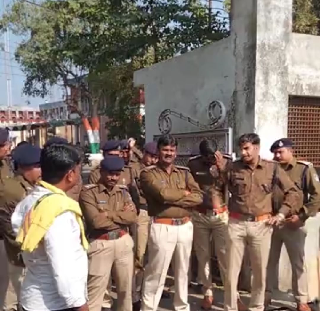 हेड कांस्टेबल को गिरफ्तार करने को लेकर प्रदर्शन