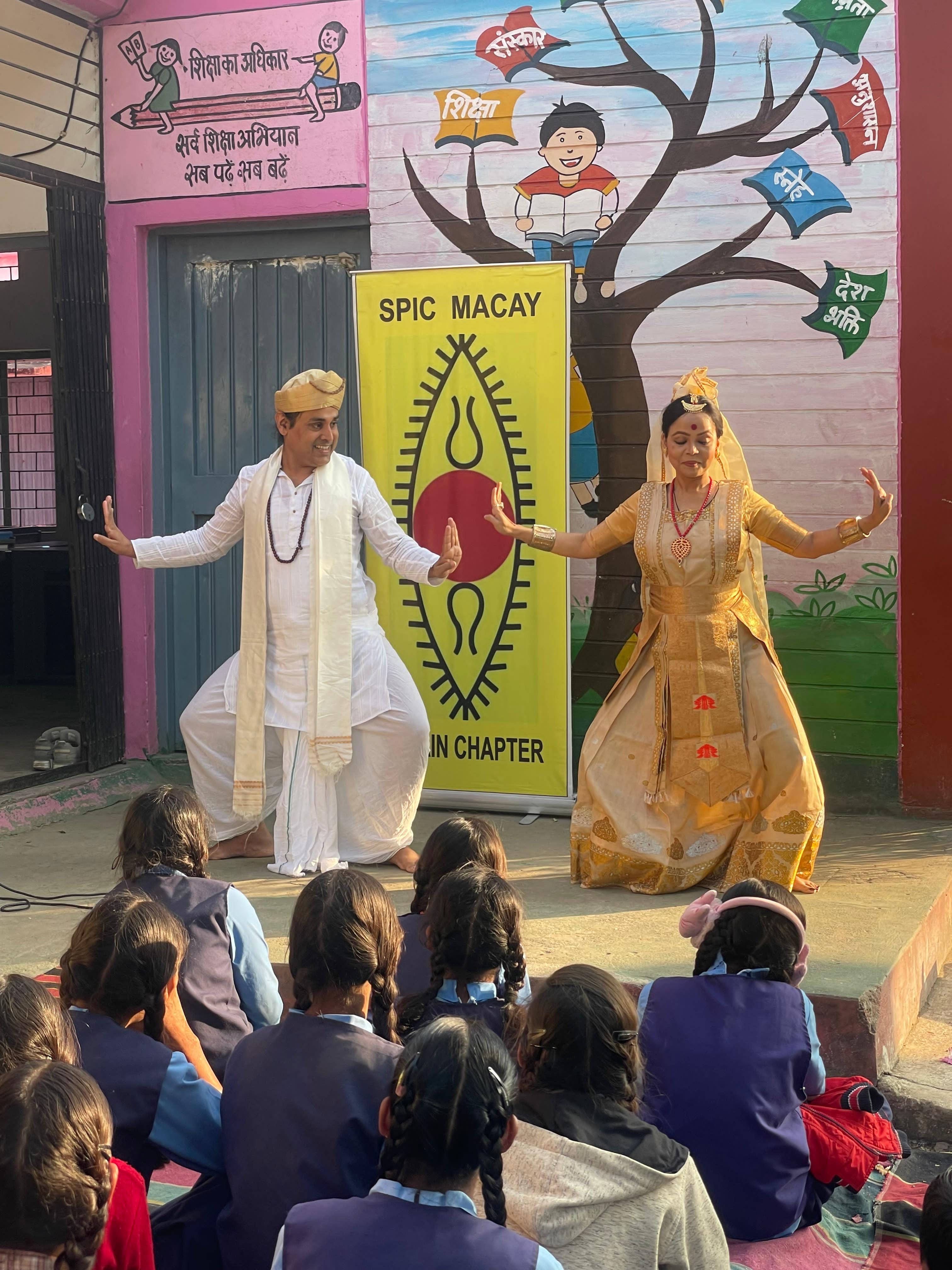 पहले नृत्य के विभिन्न पहलुओ के बारे मे बताया फिर दी सत्रिया नृत्य की प्रस्तुति....