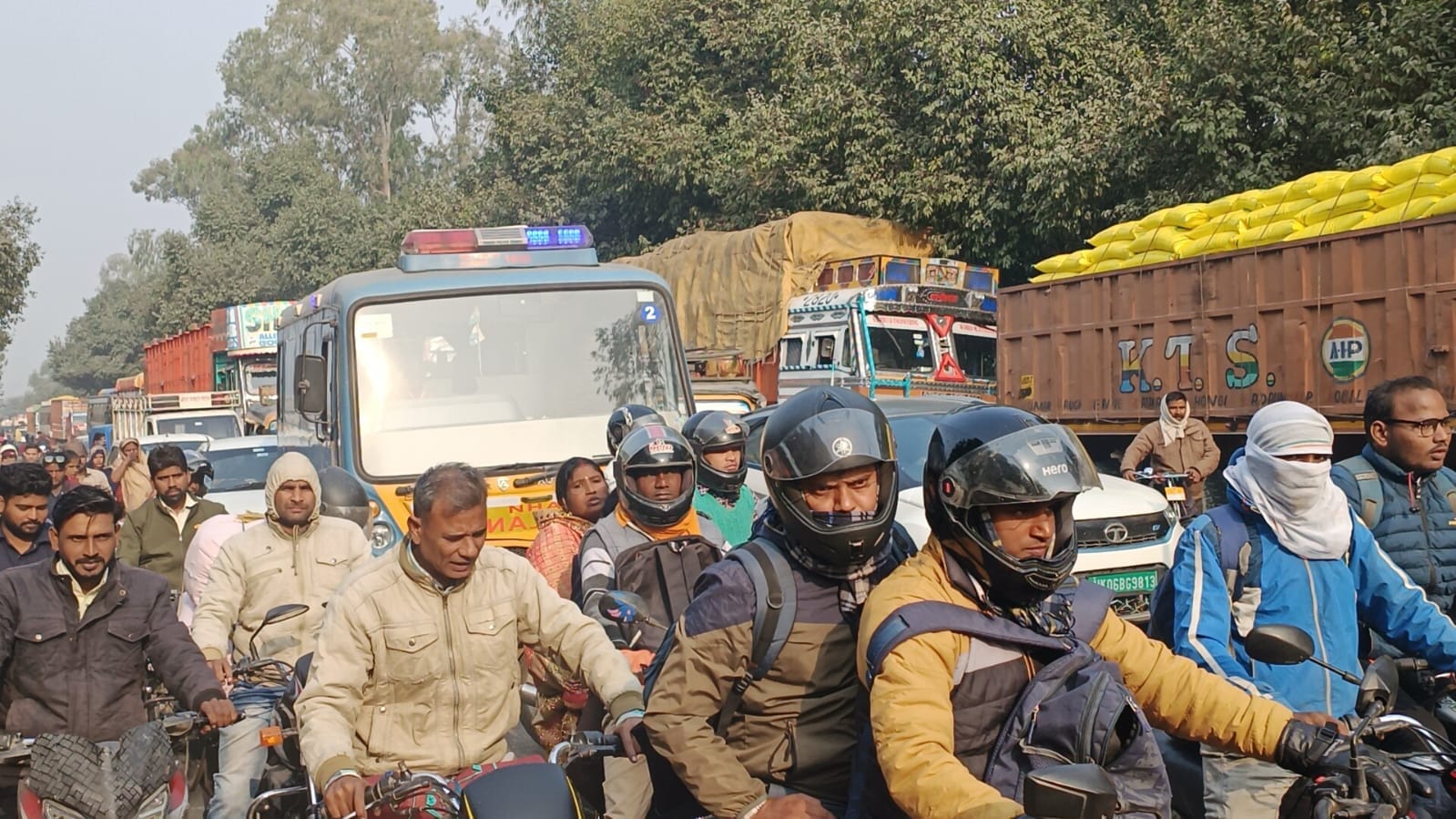 पीलीभीत-पूरनपुर हाईवे पर गजरौला क्षेत्र में हुए हादसे के बाद क्षतिग्रस्त खड़े ट्रक। संवाद पीलीभीत-पूरनपुर हाईवे पर गजरौला क्षेत्र में हुए हादसे के बाद क्षतिग्रस्त खड़े ट्रक। संवाद