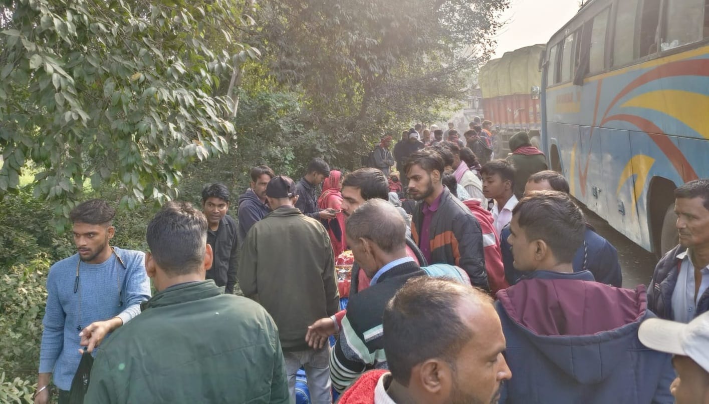पीलीभीत-पूरनपुर हाईवे पर गजरौला क्षेत्र में हुए हादसे के बाद क्षतिग्रस्त खड़े ट्रक। संवाद पीलीभीत-पूरनपुर हाईवे पर गजरौला क्षेत्र में हुए हादसे के बाद क्षतिग्रस्त खड़े ट्रक। संवाद