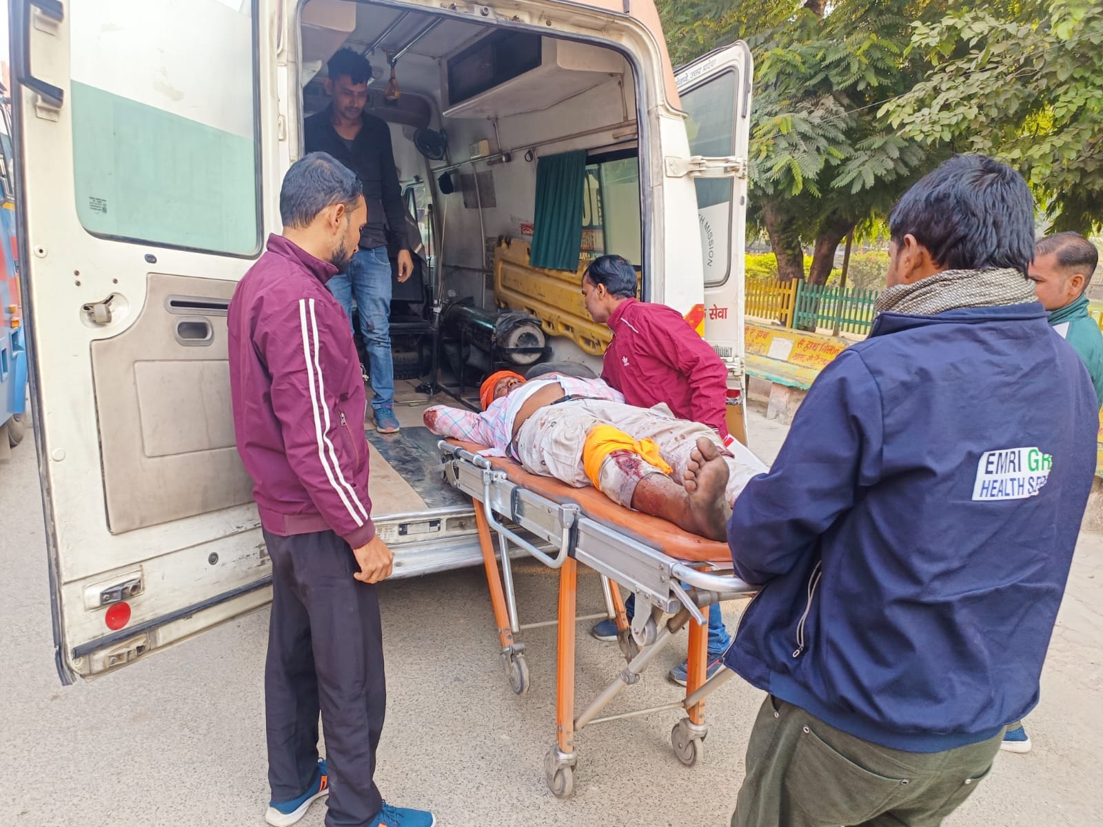 पीलीभीत-पूरनपुर हाईवे पर गजरौला क्षेत्र में हुए हादसे के बाद क्षतिग्रस्त खड़े ट्रक। संवाद पीलीभीत-पूरनपुर हाईवे पर गजरौला क्षेत्र में हुए हादसे के बाद क्षतिग्रस्त खड़े ट्रक। संवाद
