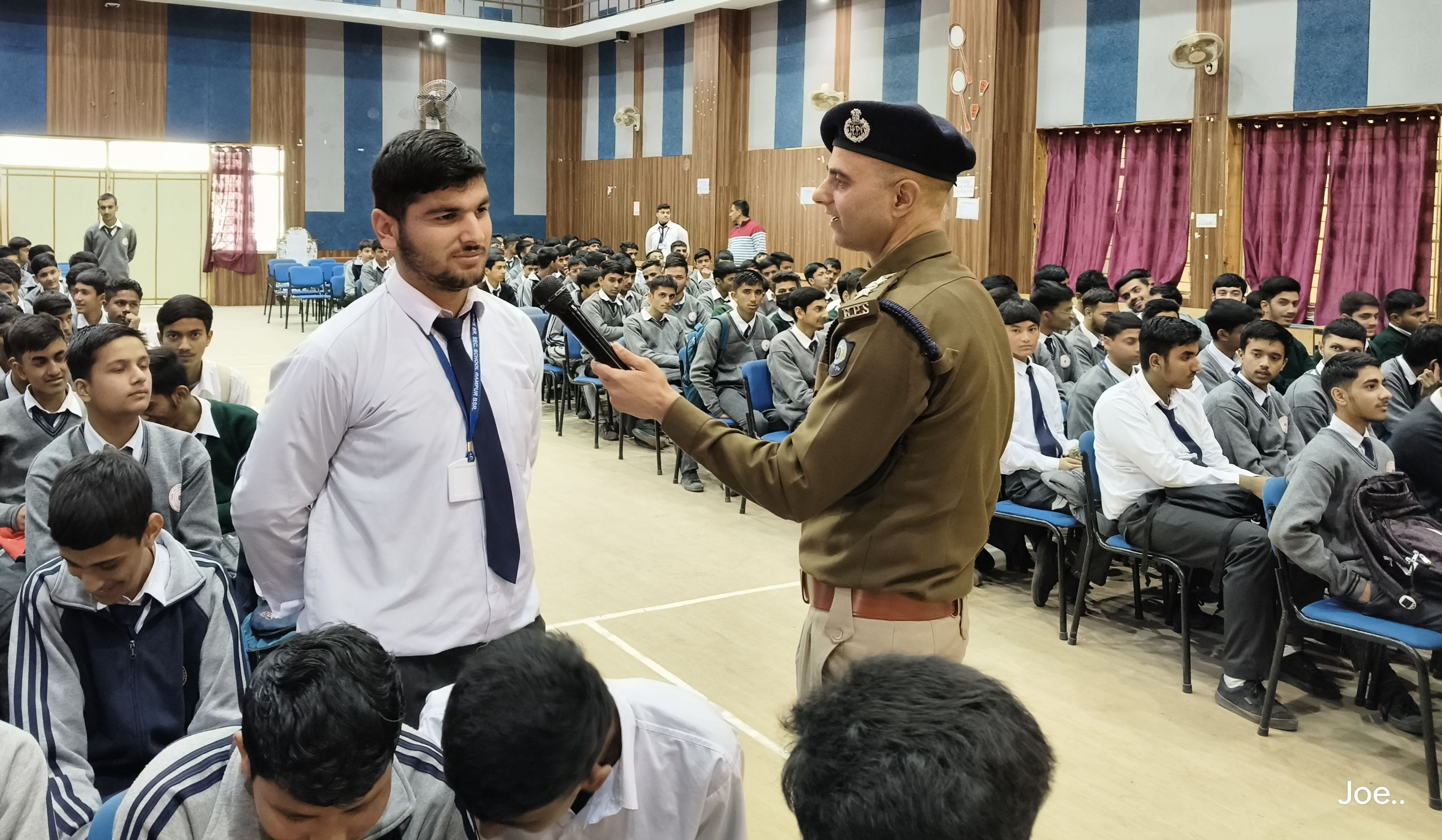पदम छात्र स्कूल रामपुर में अमर उजाला की ओर से आयोजित पुलिस की पाठशाला में डीएसपी नरेश शर्मा छात