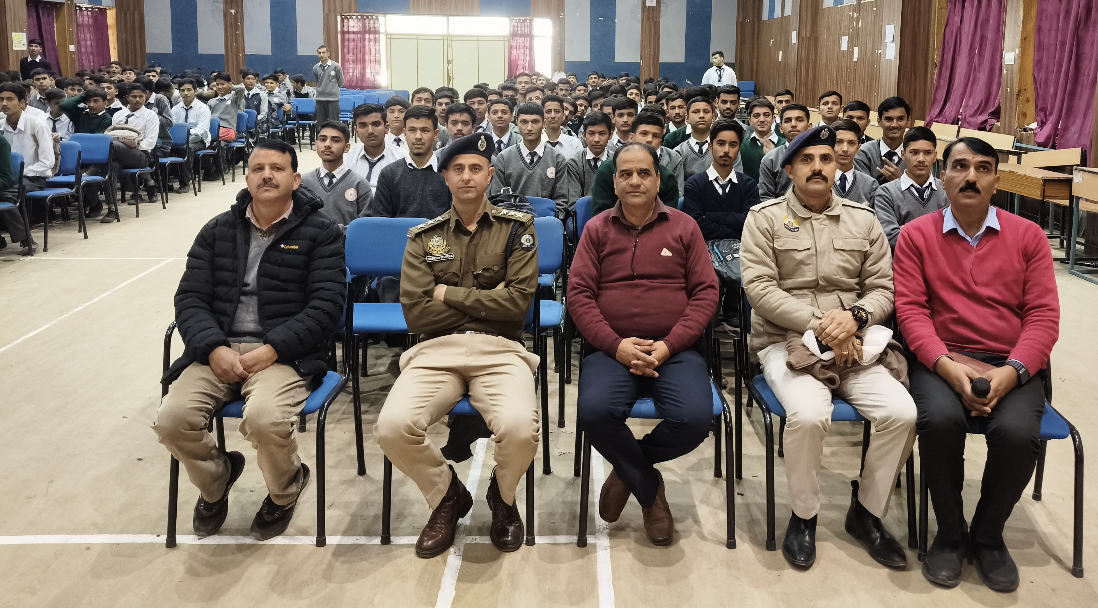 पदम छात्र स्कूल रामपुर में अमर उजाला की ओर से आयोजित पुलिस की पाठशाला में डीएसपी नरेश शर्मा छात