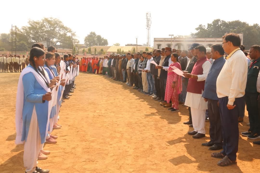 शपथ लेते विधायक ,अधिकारी एवं छात्र