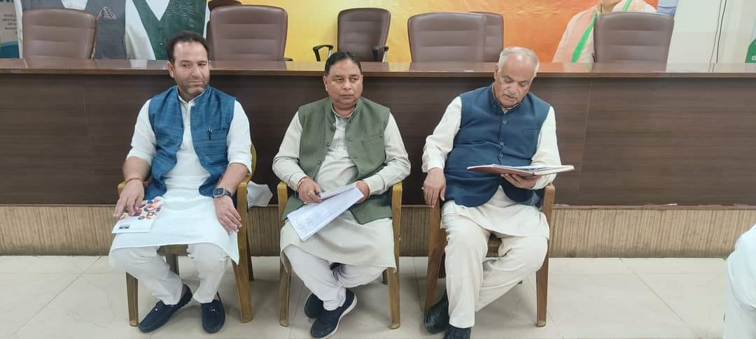 त्रिकुटा नगर स्थित भाजपा मुख्यालय में बैठक के दौरान मौजूद विधायक व प्रदेशाध्यक्ष सत शर्मा व अन् त्रिकुटा नगर स्थित भाजपा मुख्यालय में बैठक के दौरान मौजूद विधायक व प्रदेशाध्यक्ष सत शर्मा व अन्
