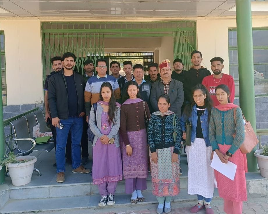 आईटीआई निरमंड में रोजगार मेले में चयनित छात्रा को प्रमाण पत्र देते कंपनी के अधिकारी। संवाद