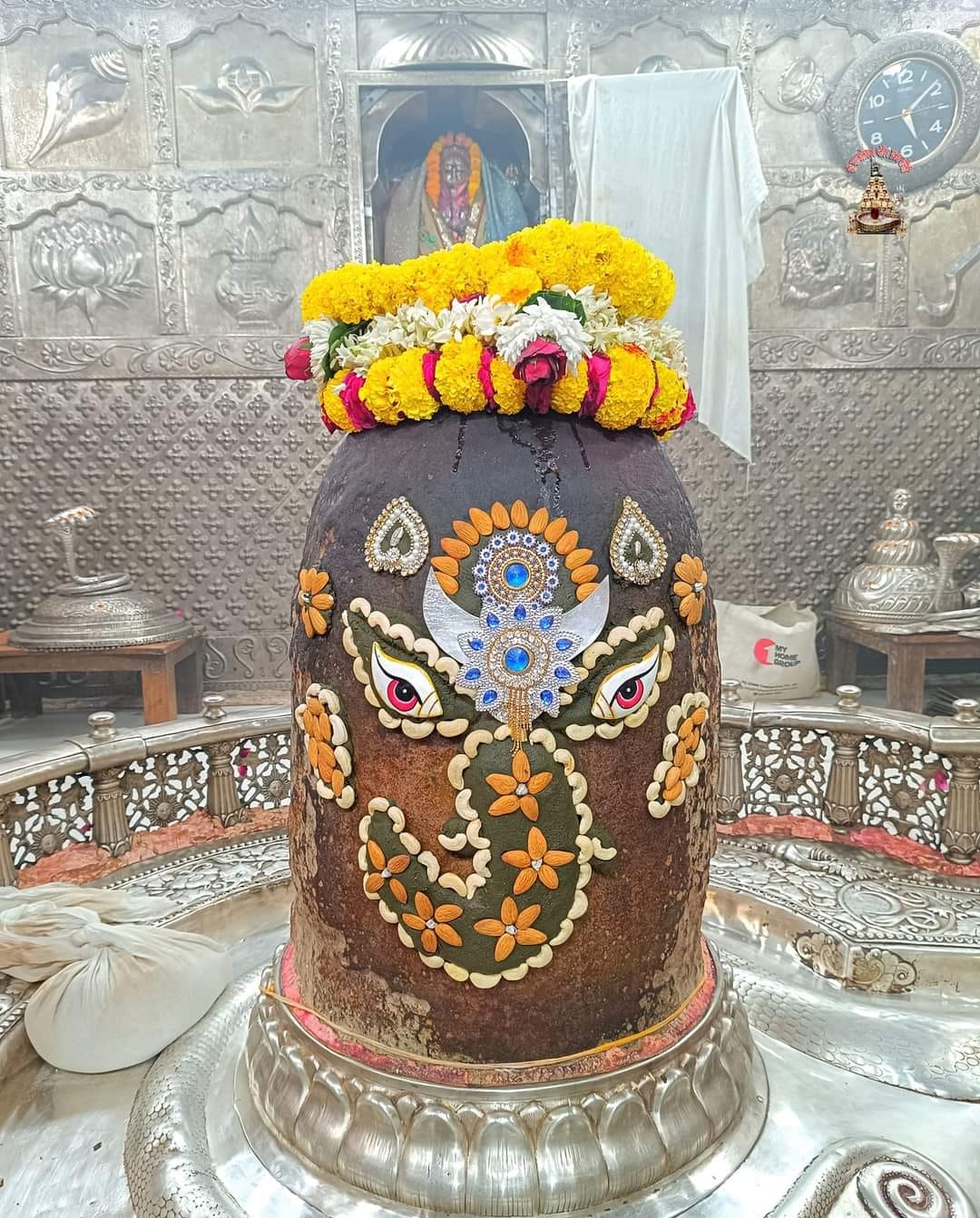 भस्म आरती के दौरान श्री गणेश स्वरूप मे नजर आए बाबा महाकाल, नववर्ष पर महाकाल मंदिर जाने के लिए म भस्म आरती के दौरान श्री गणेश स्वरूप मे नजर आए बाबा महाकाल, नववर्ष पर महाकाल मंदिर जाने के लिए म