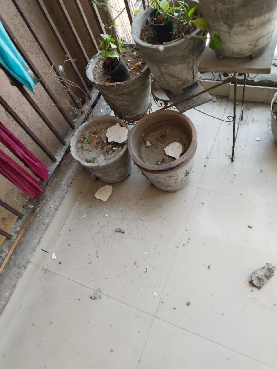 फोटो 41- सोनीपत के सेक्टर-10 स्थित रेल हाईराईजर्स सोसाइटी में जर्जर इमारत में आई दरार। स्रोत : 