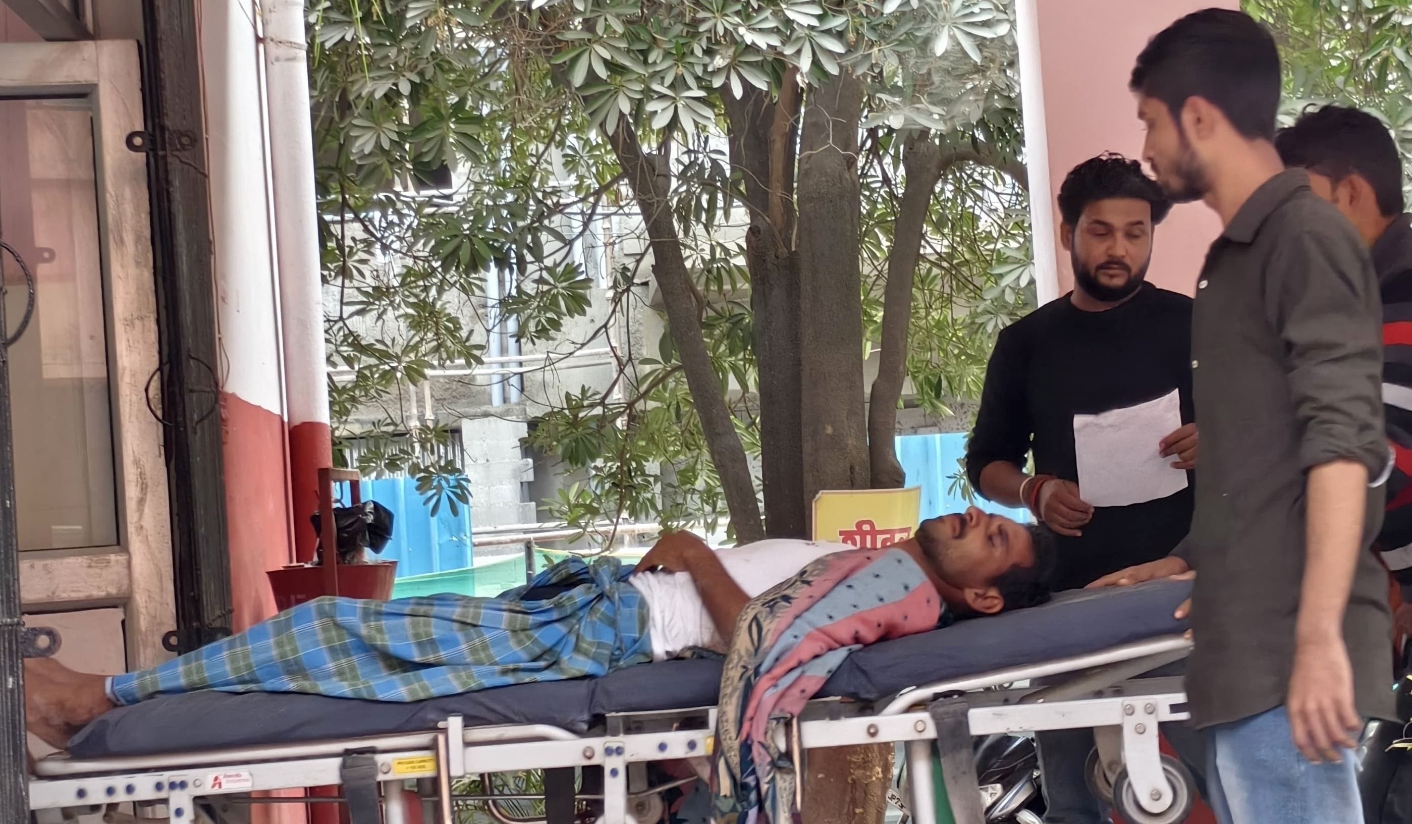 गनसरी गांव के कछार में मारपीट के घटना की जांच करती पुलिस। संवाद गनसरी गांव के कछार में मारपीट के घटना की जांच करती पुलिस। संवाद
