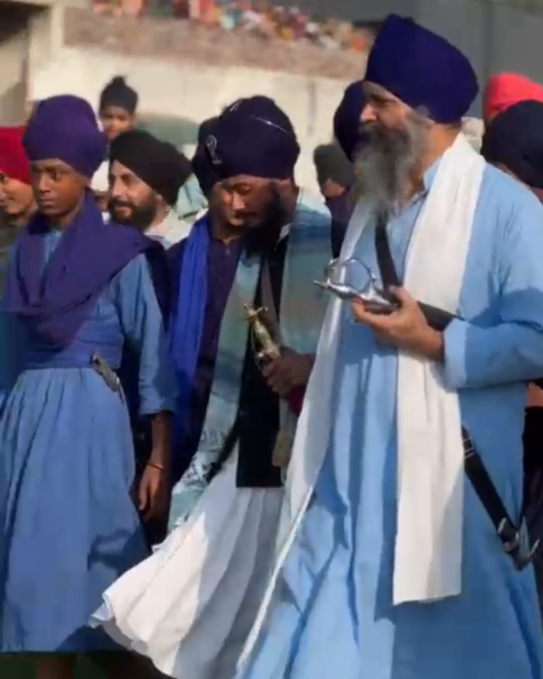 गुरुद्वारा श्री हुकुमसर साहिब रवालों में घुड़सवार घोड़े को दौड़ाते हुए। संवाद गुरुद्वारा श्री हुकुमसर साहिब रवालों में घुड़सवार घोड़े को दौड़ाते हुए। संवाद