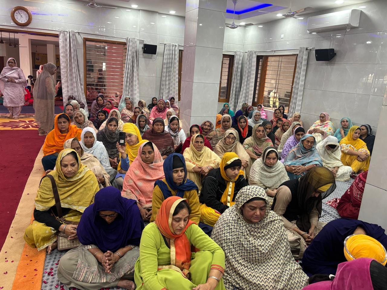गुरुद्वारा श्री हुकुमसर साहिब रवालों में घुड़सवार घोड़े को दौड़ाते हुए। संवाद गुरुद्वारा श्री हुकुमसर साहिब रवालों में घुड़सवार घोड़े को दौड़ाते हुए। संवाद