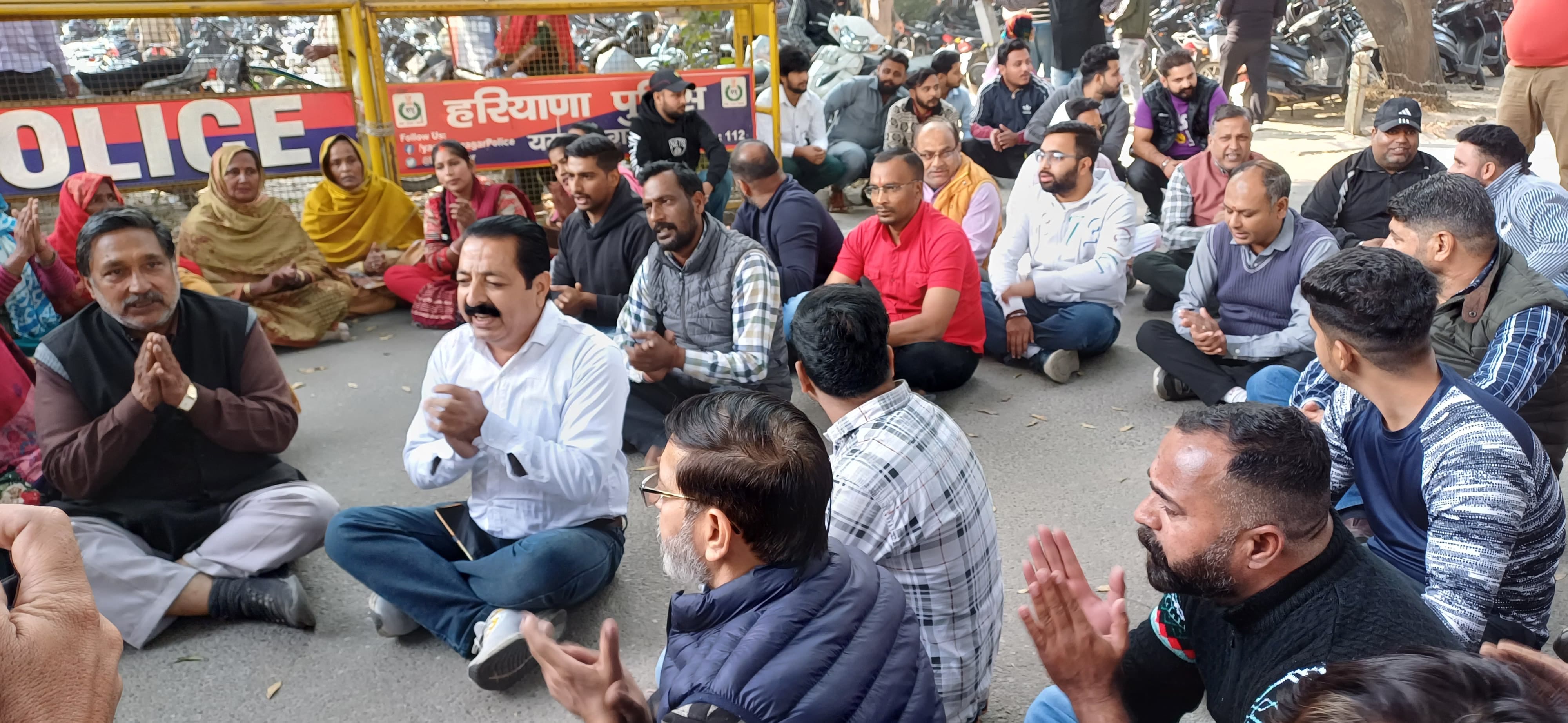 हिंदू संगठनों के कार्यकर्ताओं को बेरीकेड लगाकर रोकते पुलिस कर्मी।
