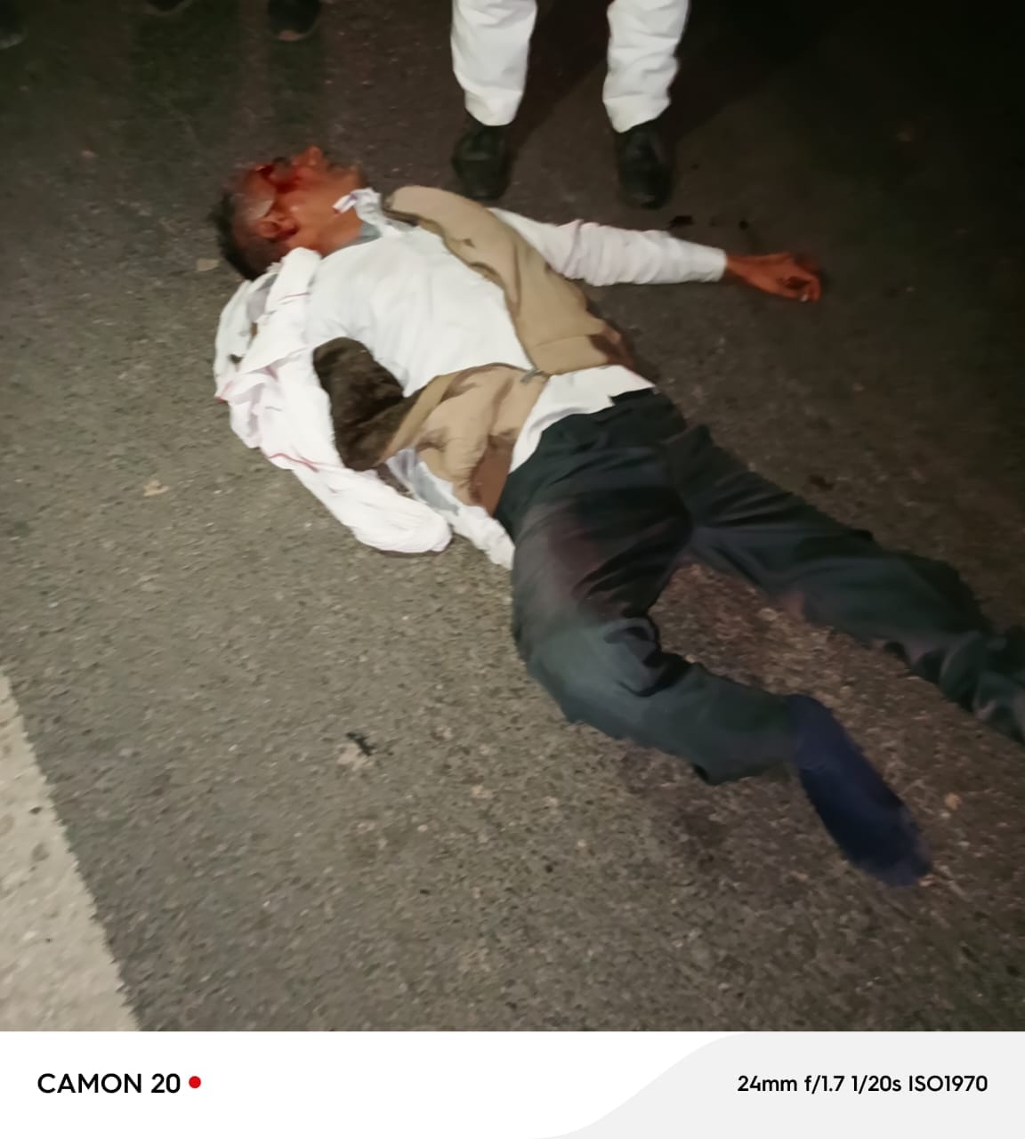 हादसे के बाद सड़क पर गिरी बाइक। संवाद