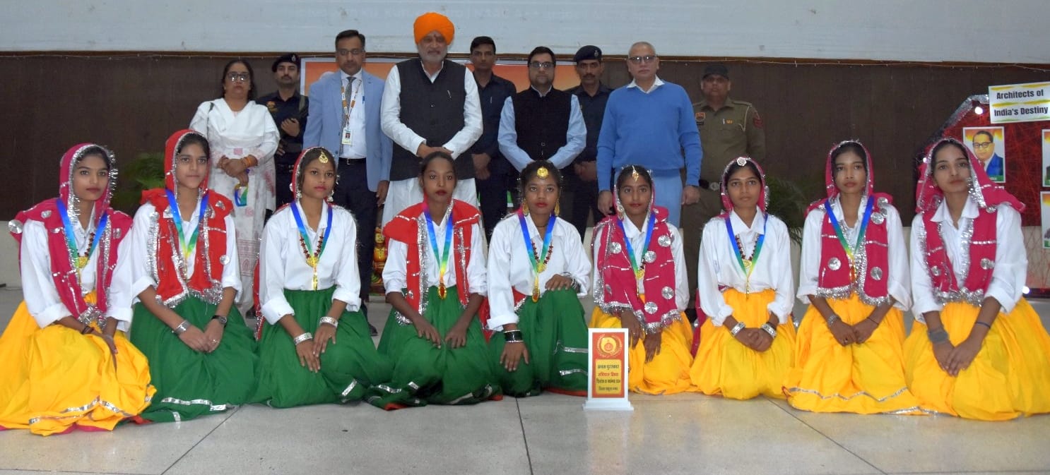 जेएमआईटी कॉलेज रादौर में जिला स्तरीय संविधान दिवस समारोह में प्रस्तुति देतीं छात्राएं। डीआईपीआर जेएमआईटी कॉलेज रादौर में जिला स्तरीय संविधान दिवस समारोह में प्रस्तुति देतीं छात्राएं। डीआईपीआर