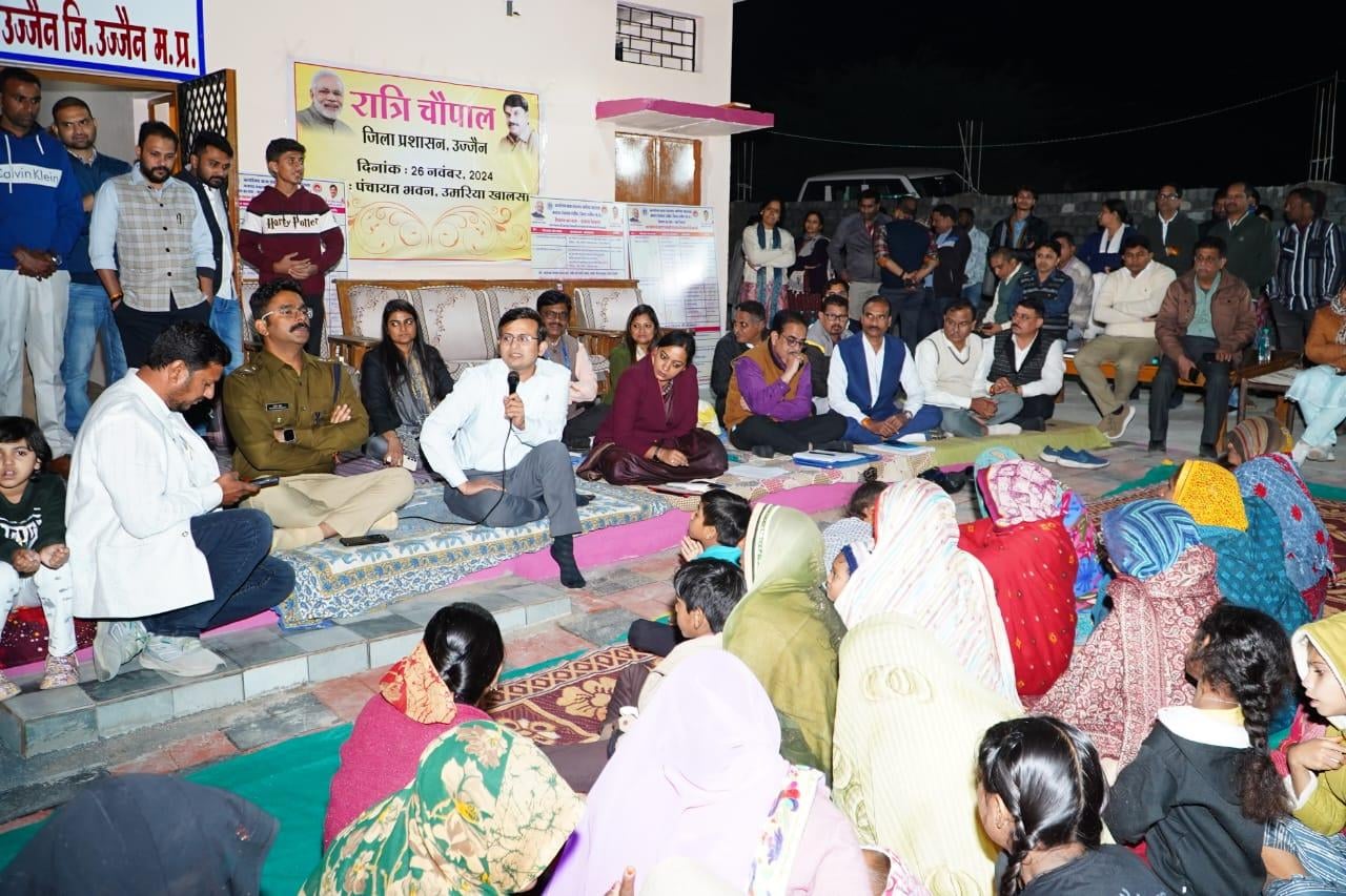 कलेक्टर-एसपी की लगी रात्रि चौपाल, ग्रामीणों से पूछा - शासन की सभी योजनाओं का लाभ मिल रहा है या कलेक्टर-एसपी की लगी रात्रि चौपाल, ग्रामीणों से पूछा - शासन की सभी योजनाओं का लाभ मिल रहा है या