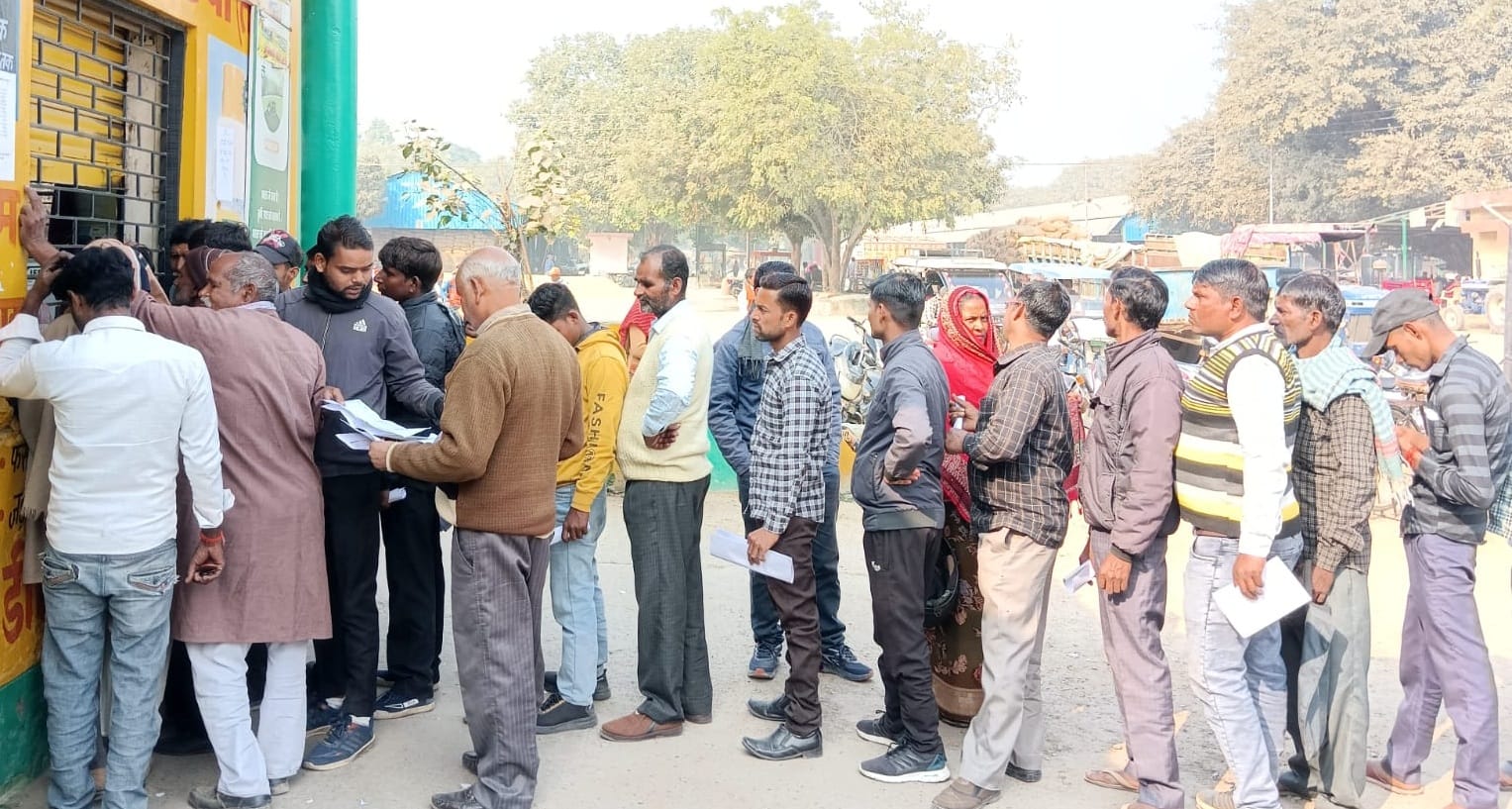 पीलीभीत की मंडी समिति स्थित इफको किसान सेवा केंद्र पर पहुंची खाद।संवाद पीलीभीत की मंडी समिति स्थित इफको किसान सेवा केंद्र पर पहुंची खाद।संवाद