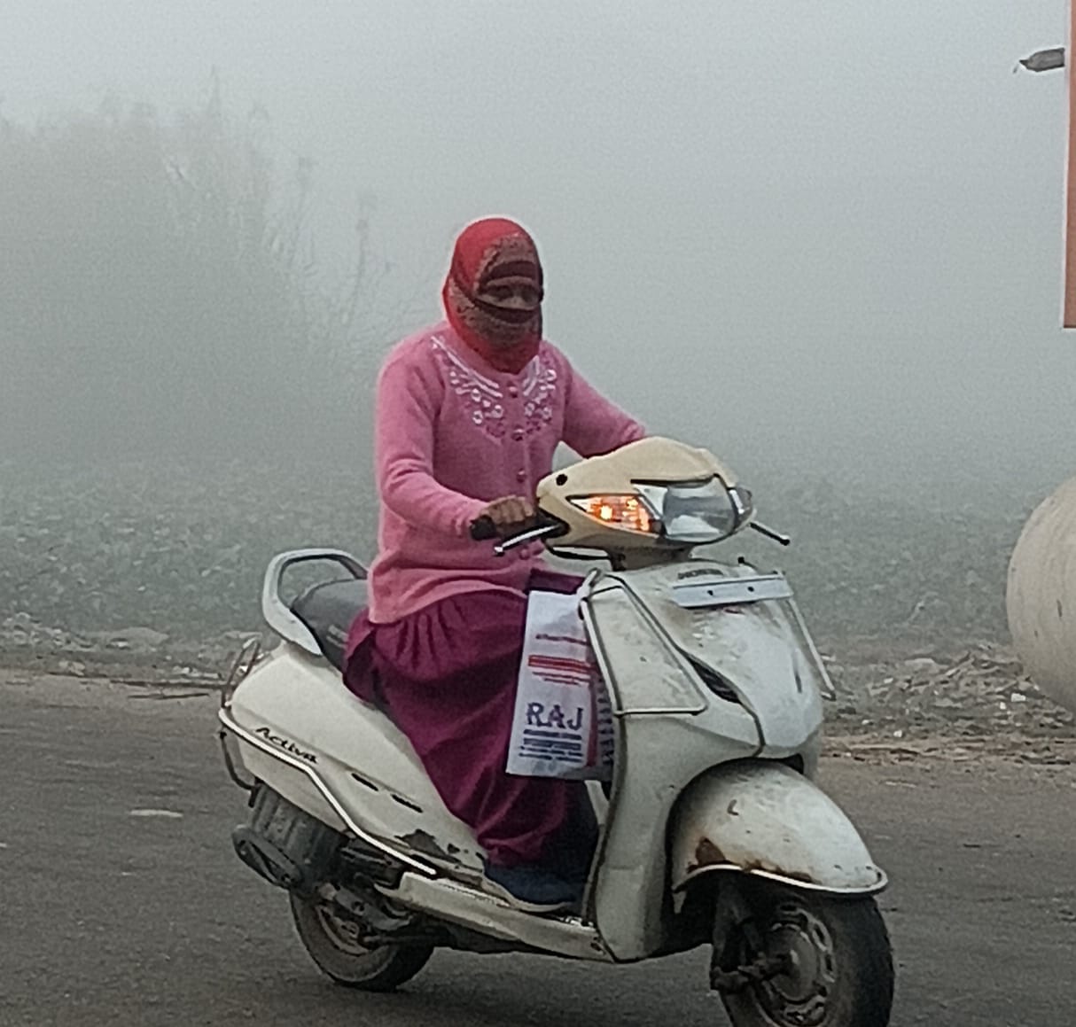 पीलीभीत में मंगलवार की सुबह छाए धने कोहरे में शहर के डिग्री कॉलेज चौराहे के पास से गुजरते लोग।स पीलीभीत में मंगलवार की सुबह छाए धने कोहरे में शहर के डिग्री कॉलेज चौराहे के पास से गुजरते लोग।स