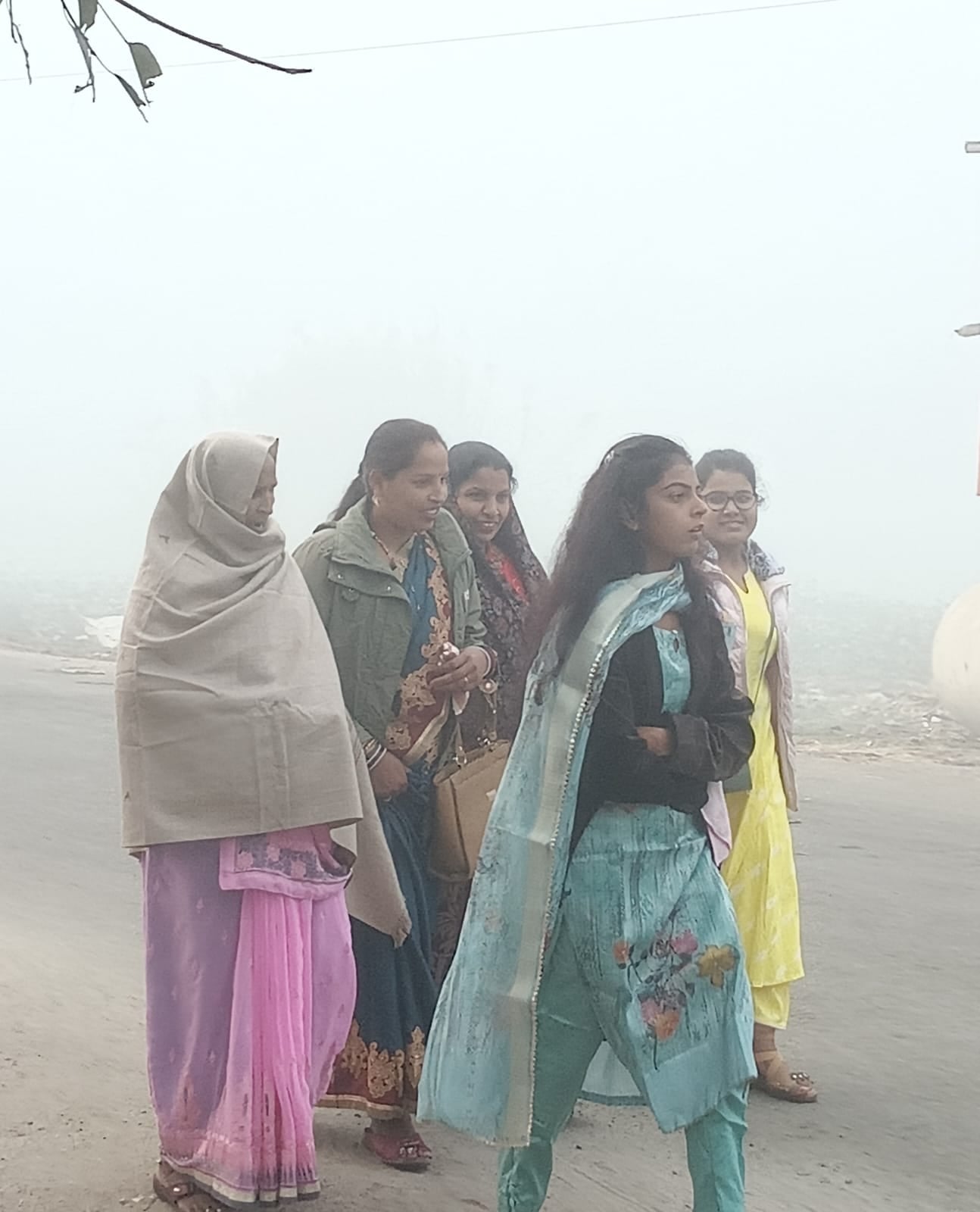 पीलीभीत में मंगलवार की सुबह छाए धने कोहरे में शहर के डिग्री कॉलेज चौराहे के पास से गुजरते लोग।स पीलीभीत में मंगलवार की सुबह छाए धने कोहरे में शहर के डिग्री कॉलेज चौराहे के पास से गुजरते लोग।स