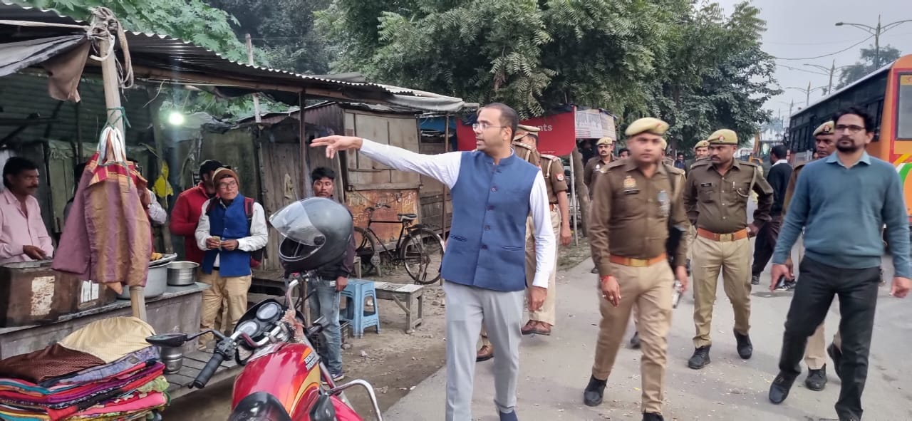 पलिया नगर पालिका क्षेत्र में बैनर होर्डिंग उतारते पालिकाकर्मी। संवाद पलिया नगर पालिका क्षेत्र में बैनर होर्डिंग उतारते पालिकाकर्मी। संवाद