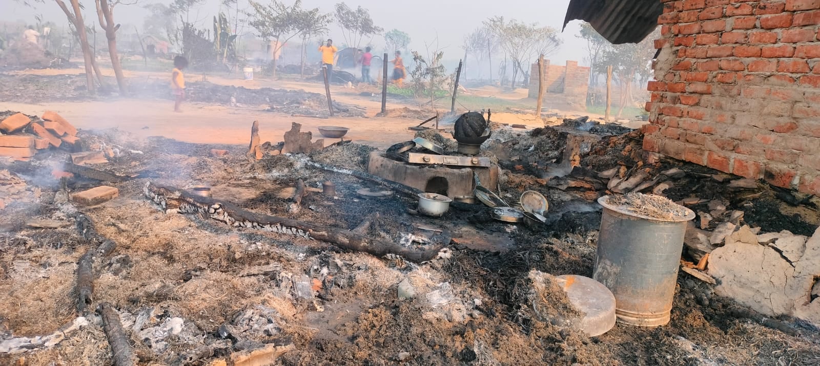 सुन्दरवल में जली गन्ने की फसल।संवाद