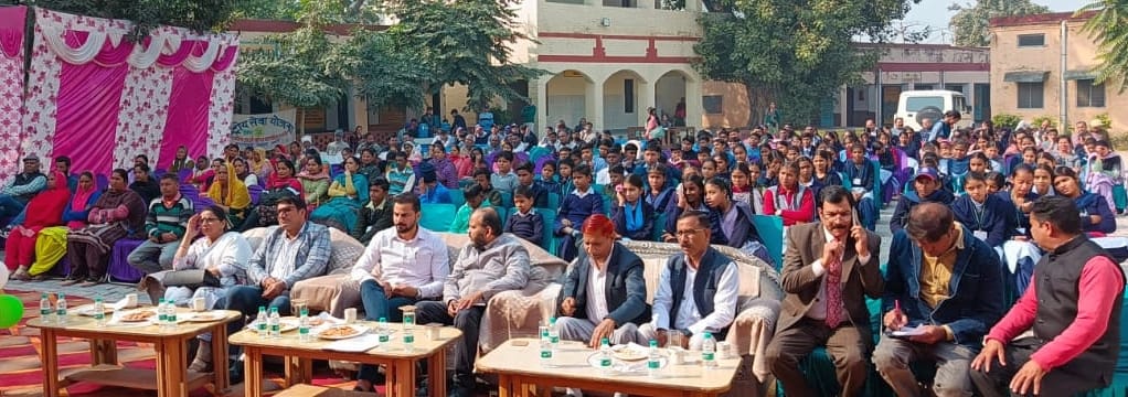 सरस्वती नगर में आयोजित खंड स्तरीय जागरूकता कार्यक्रम में प्रतिभागियों को सम्मानित करते मुख्या अ सरस्वती नगर में आयोजित खंड स्तरीय जागरूकता कार्यक्रम में प्रतिभागियों को सम्मानित करते मुख्या अ