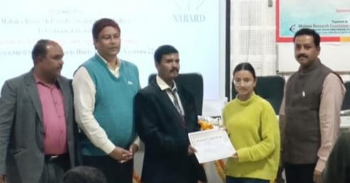 सिद्धबाड़ी में सड़क किनारे फाइबर बिछाने के लिए उखड़ी इंटरलॉक टाइलें। संवाद सिद्धबाड़ी में सड़क किनारे फाइबर बिछाने के लिए उखड़ी इंटरलॉक टाइलें। संवाद