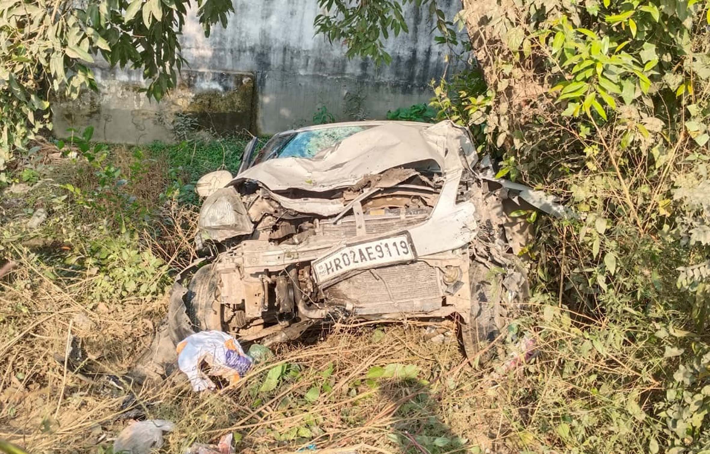 टूटा पड़ा बिजली का पोल। संवाद टूटा पड़ा बिजली का पोल। संवाद