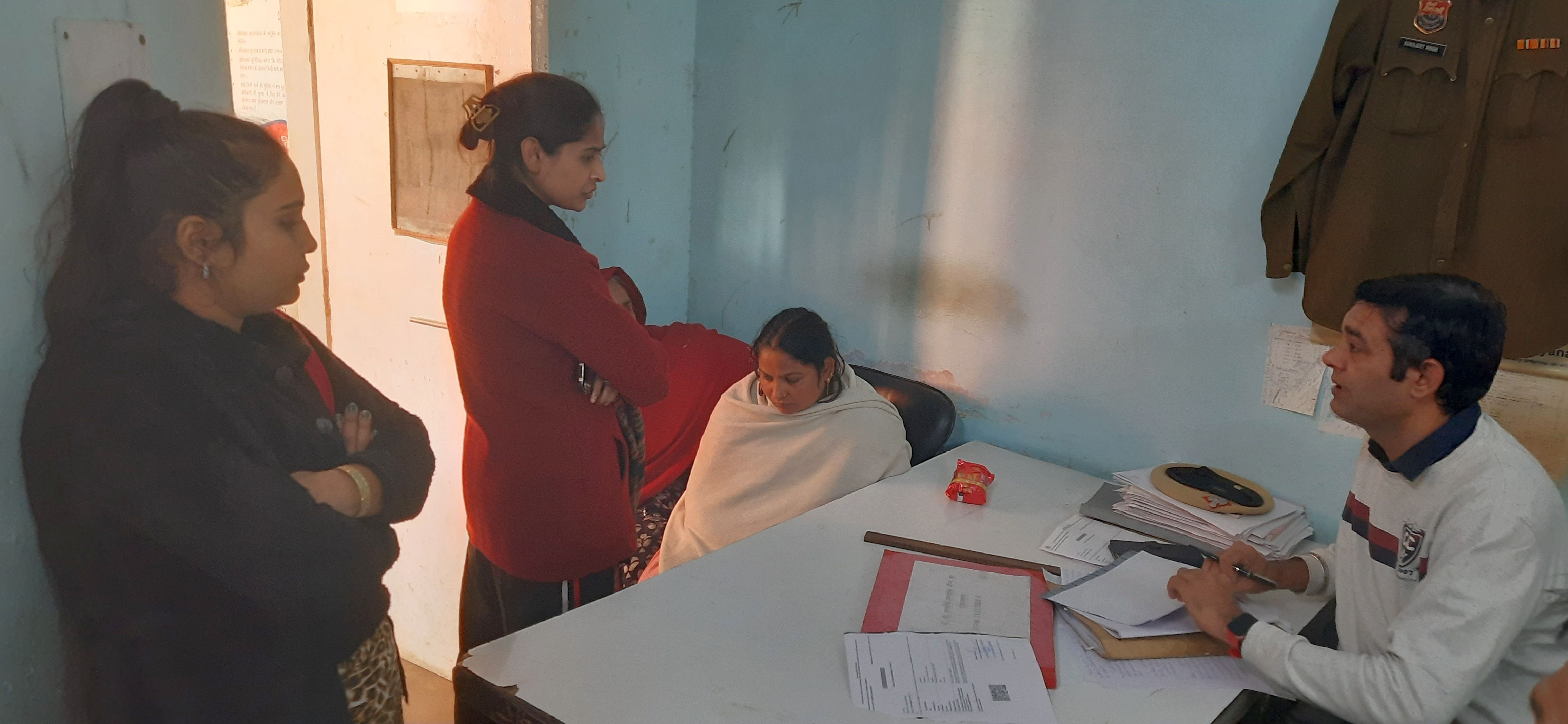 28जेएनडी10-श्याम नगर में मकान के ऊपर से गुजर रही बिजली की हाईटेंशन तार। संवाद 28जेएनडी10-श्याम नगर में मकान के ऊपर से गुजर रही बिजली की हाईटेंशन तार। संवाद
