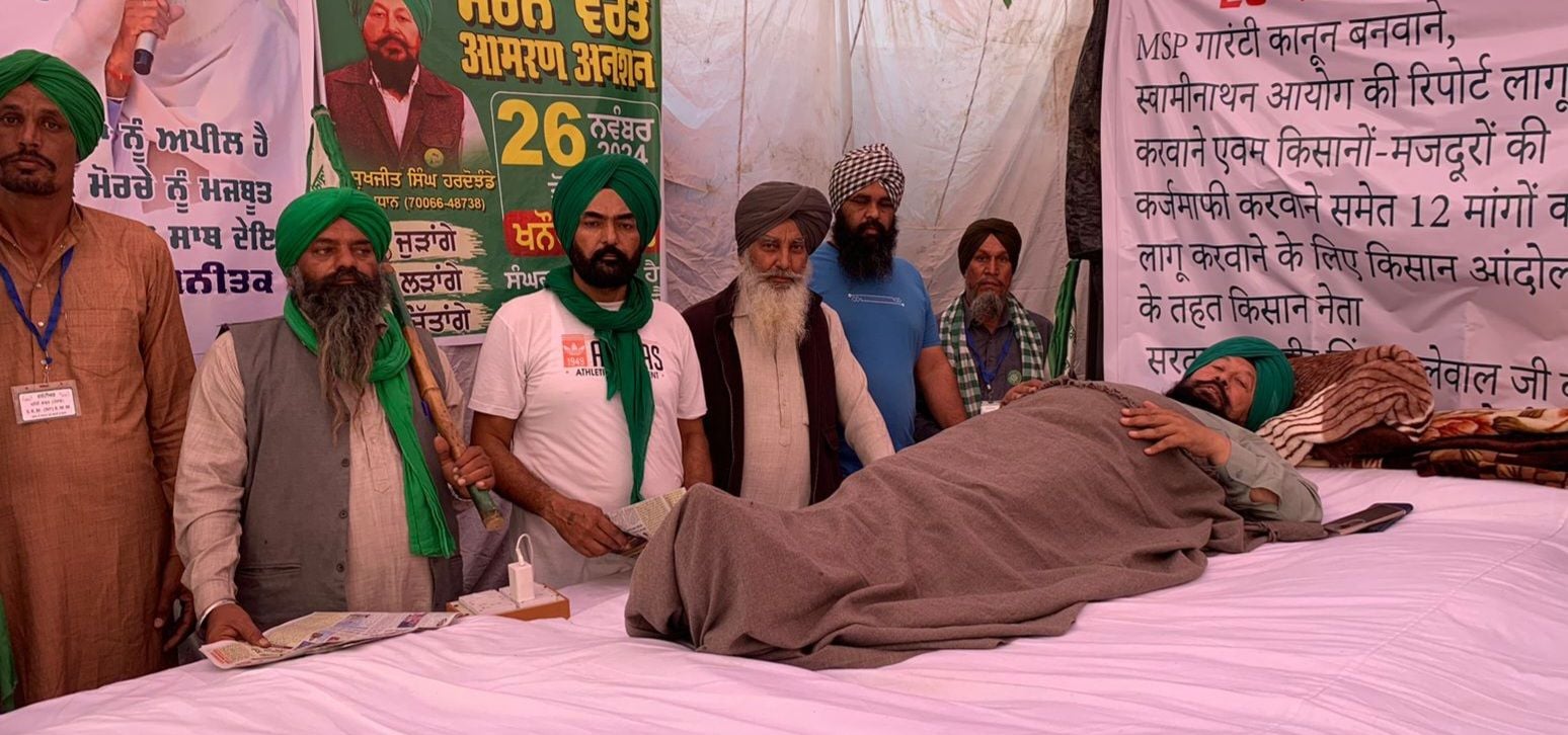 28जेएनडी19:किसानों को संबोधित करते हुए किसान नेता।