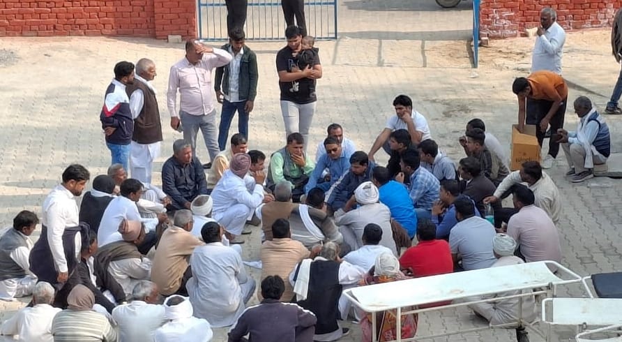 28जेएनडी31: मृतक के परिजनों से बातचीत करते नरवाना के डीएसपी अमित भाटिया। संवाद 28जेएनडी31: मृतक के परिजनों से बातचीत करते नरवाना के डीएसपी अमित भाटिया। संवाद