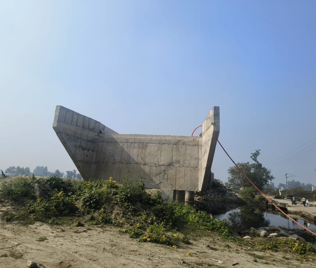 असम हाईवे से टनकपुर मार्ग पर निर्माणाधीन ओवरब्रिज पर बनाई गई दीवार।संवाद