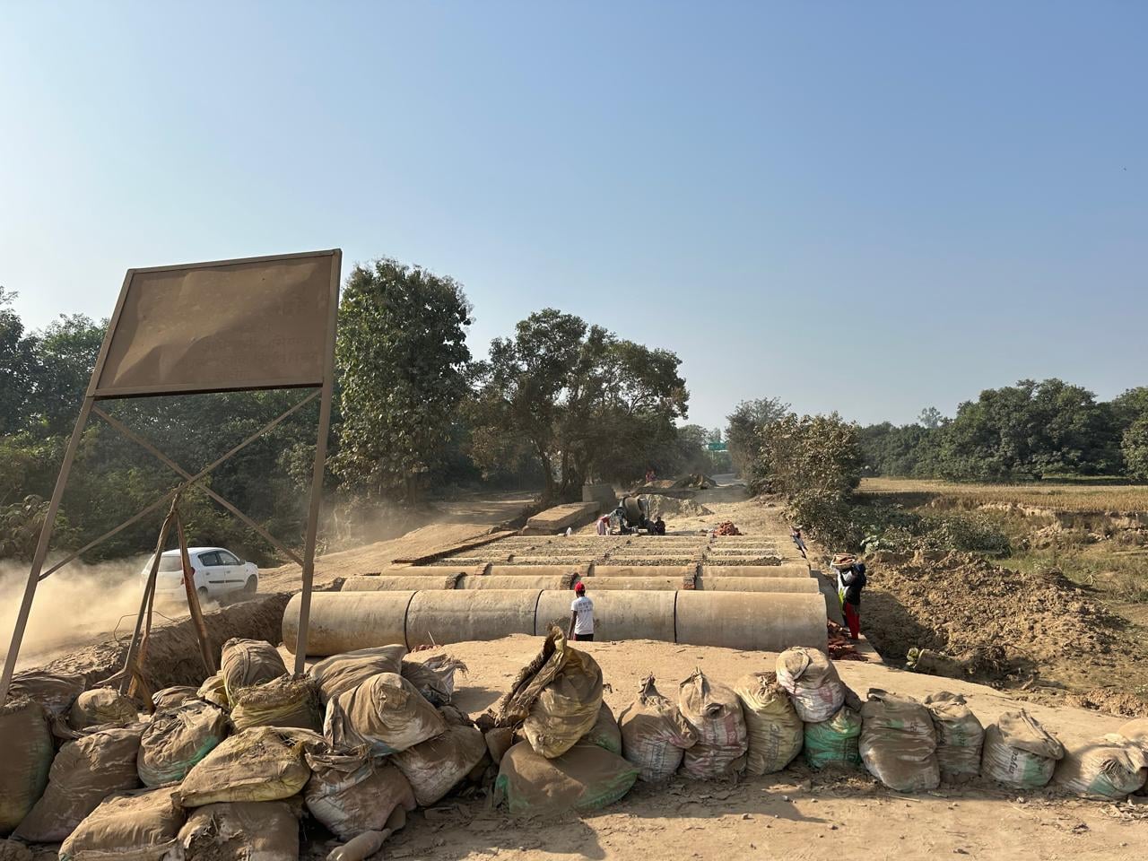 असम हाईवे से टनकपुर मार्ग पर निर्माणाधीन ओवरब्रिज पर बनाई गई दीवार।संवाद