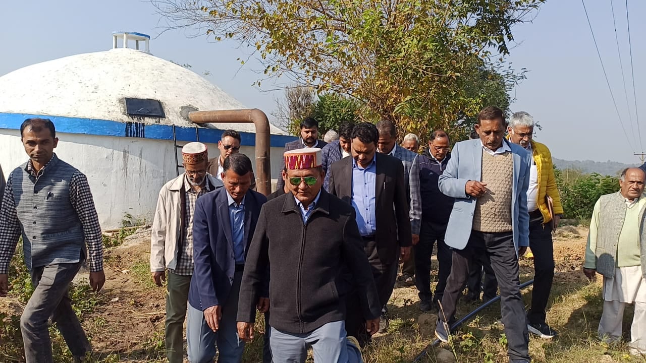 बकारटी में बागवानों के साथ संवाद करते बागवानी मंत्री जगत सिंह नेगी। -स्रोत : विभाग बकारटी में बागवानों के साथ संवाद करते बागवानी मंत्री जगत सिंह नेगी। -स्रोत : विभाग