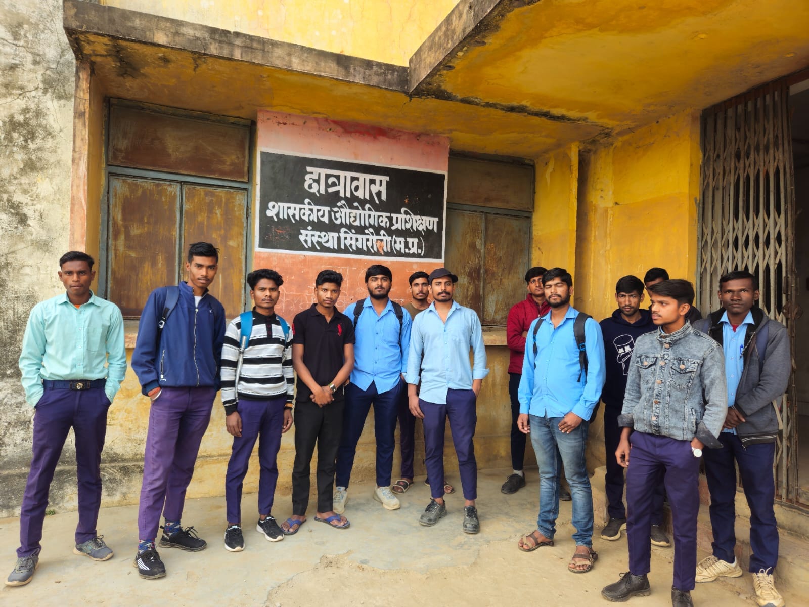 छात्रावास का भवन खंडहर में हुआ तब्दील