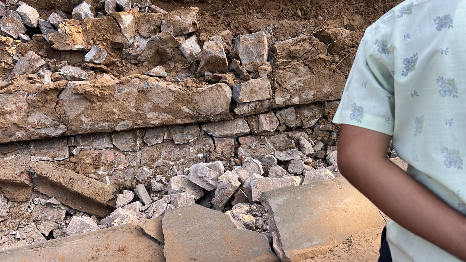 मलबे के नीचे दबे मजदूरों को बाहर निकलते