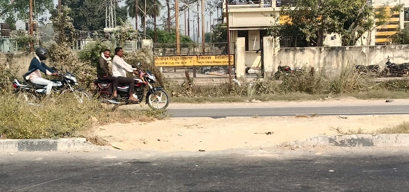 रोजा में नेशनल हाईवे पर गलत तरीके से हाईवे पार करते लोग। संवाद रोजा में नेशनल हाईवे पर गलत तरीके से हाईवे पार करते लोग। संवाद