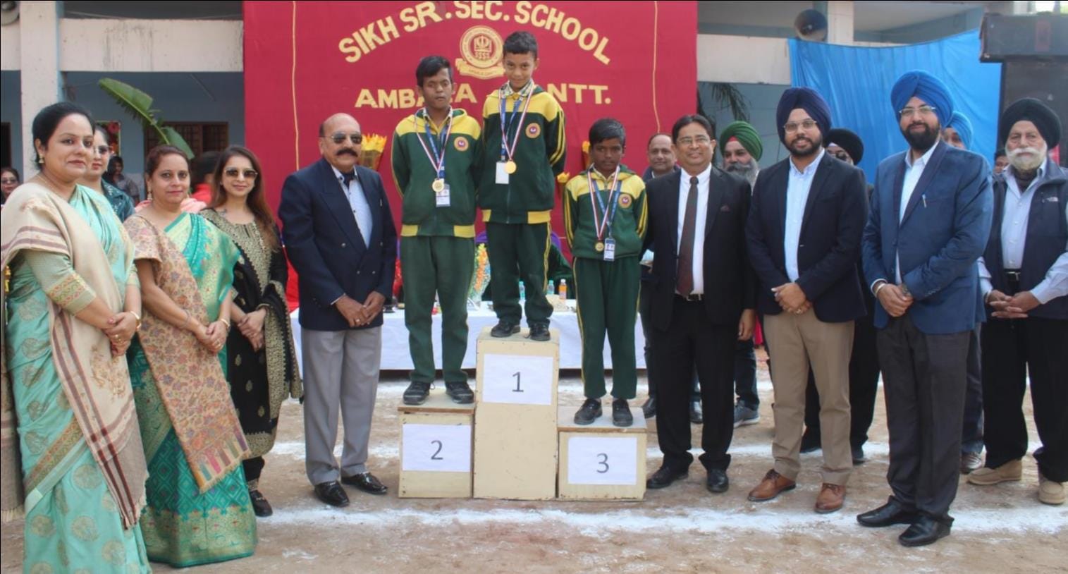 सिख सीनियर सेकेंडरी स्कूल में आयोजित वार्षिक खेल दिवस पर सम्मानित छात्राएं व मौजूद शिक्षक। स्क सिख सीनियर सेकेंडरी स्कूल में आयोजित वार्षिक खेल दिवस पर सम्मानित छात्राएं व मौजूद शिक्षक। स्क