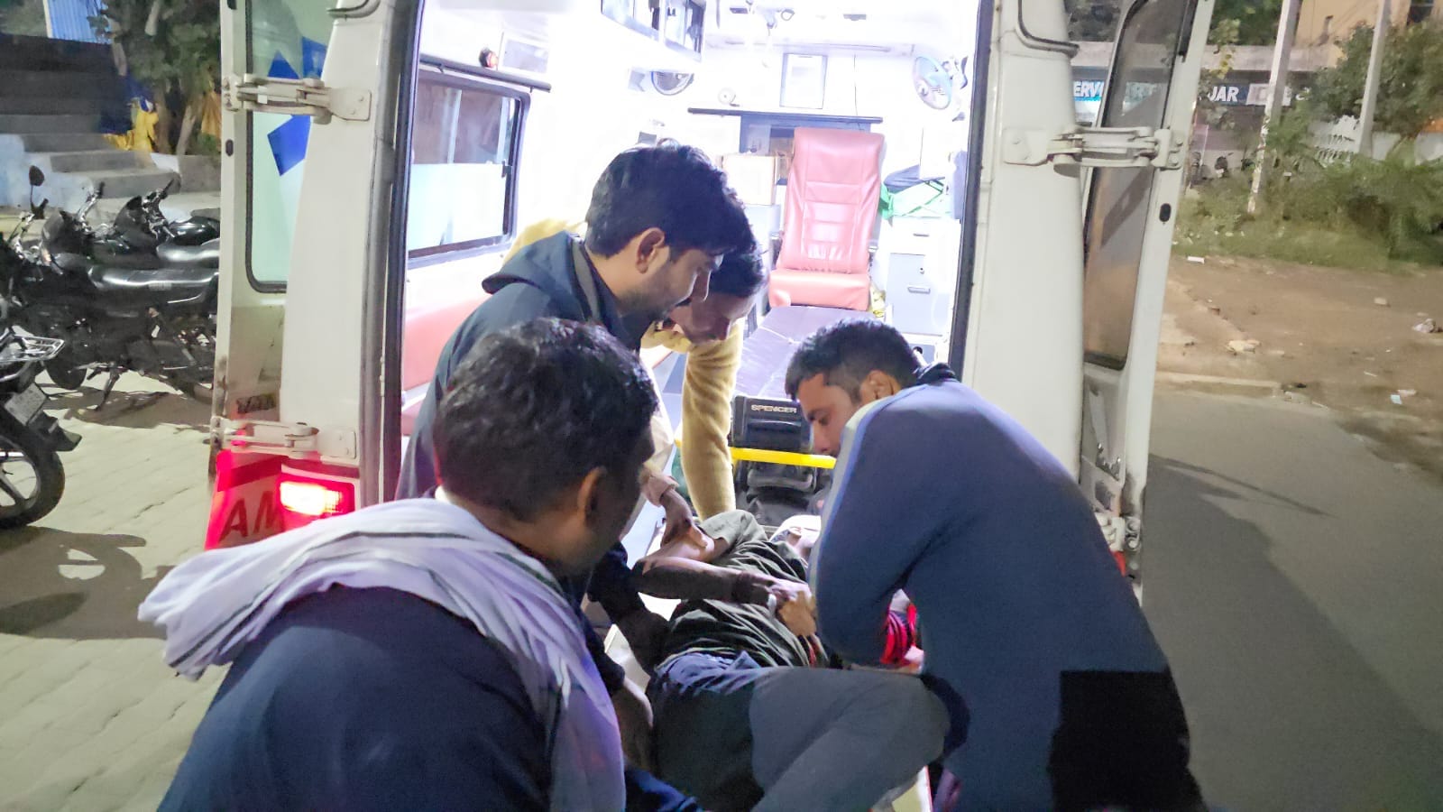 28jjrp08- झज्जर। सिविल अस्पताल में उपचार के लिए पहुंचे दृष्टिबाधित। संवाद 28jjrp08- झज्जर। सिविल अस्पताल में उपचार के लिए पहुंचे दृष्टिबाधित। संवाद